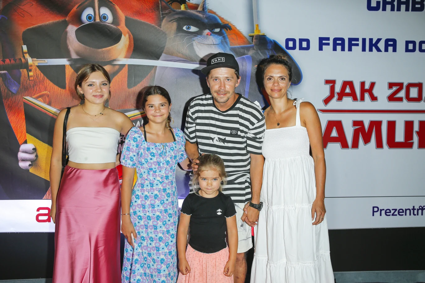 Bartosz Obuchowicz pozuje na ściance z rodziną Bartosz Obuchowicz pozuje na ściance z rodziną