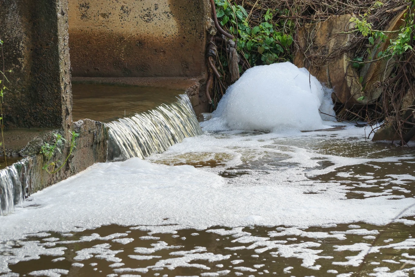 Zanieczyszczenie wód powierzchniowych to duży problem Zanieczyszczenie wód powierzchniowych to duży problem