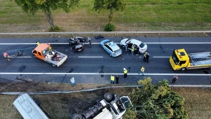 Czołowe zderzenie samochodu osobowego z ciężarówką na wysokości Świebodzina