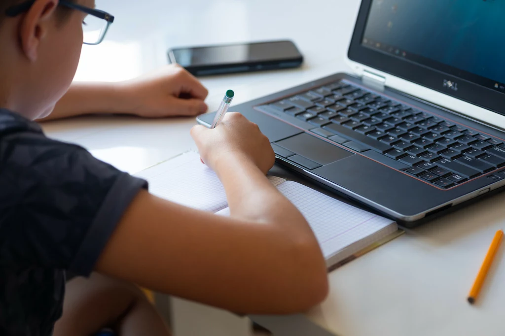 Komputer jest ważnym elementem edukacji. Jaki laptop do nauki wybrać? Dowiedz się, na co zwrócić uwagę