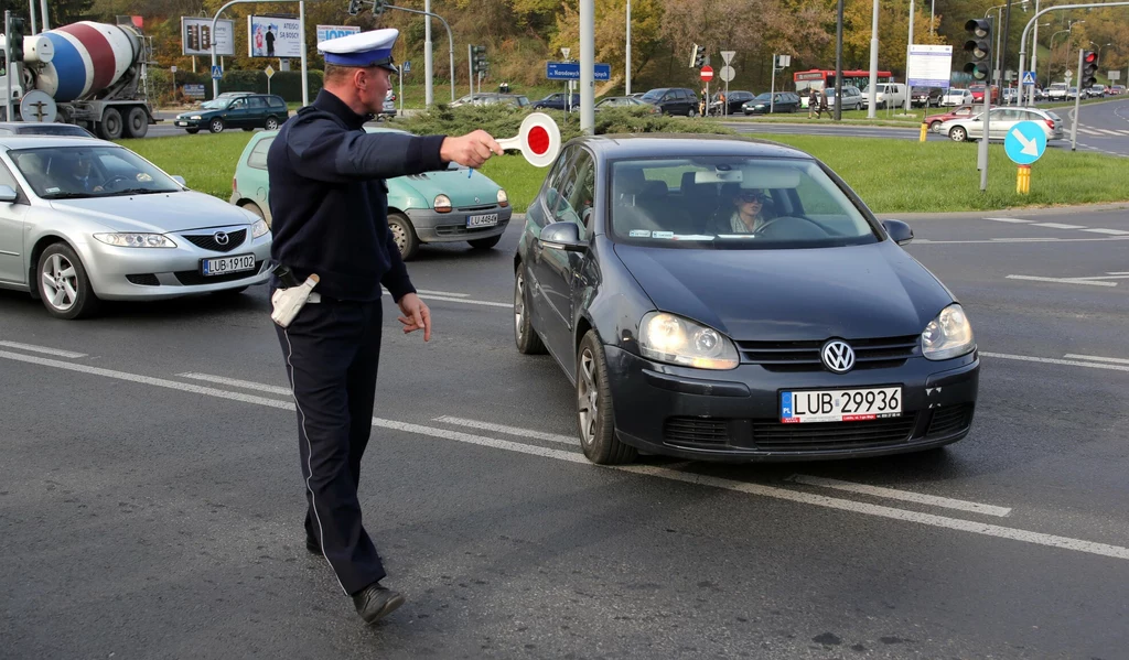 Na jakich zasadach nieumundurowany policjant może zatrzymać kierowcę do kontroli