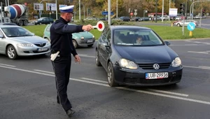 Na jakich zasadach nieumundurowany policjant może zatrzymać kierowcę do kontroli