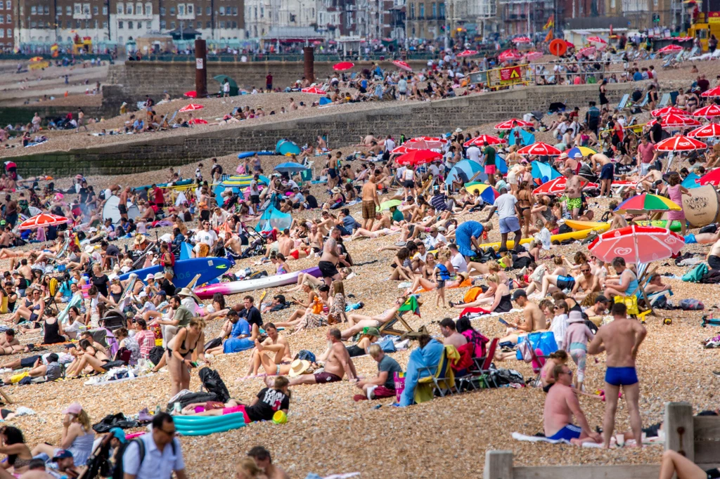 Upalny dzień na plaży w Brighton, położonej nad kanałem La Manche