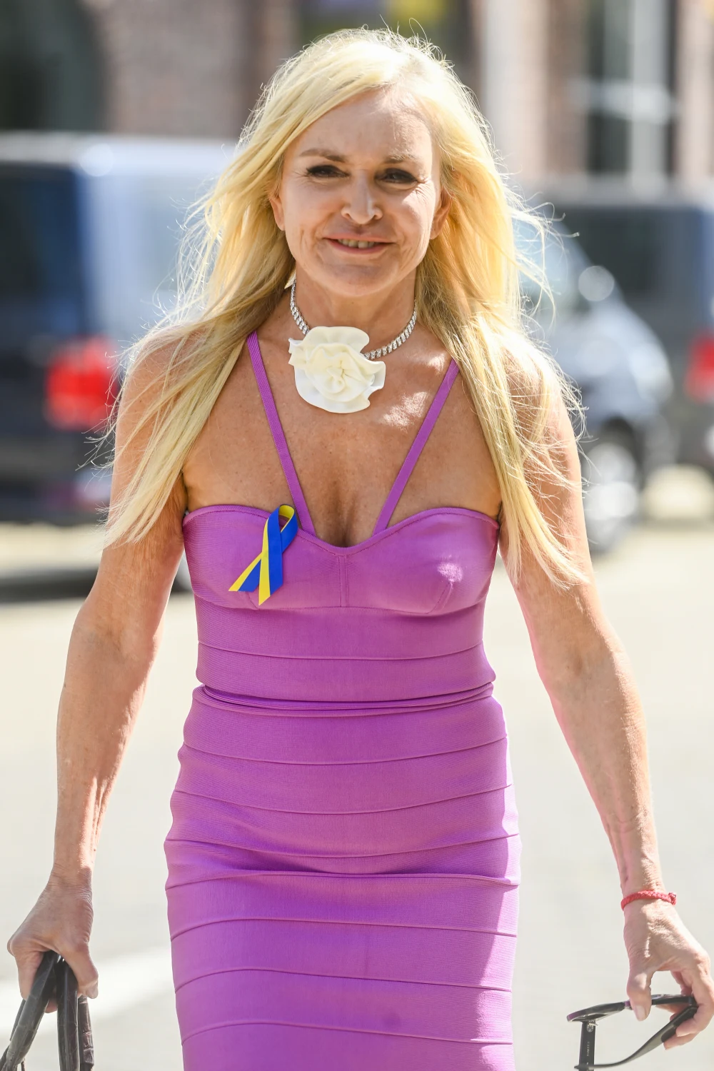 Pierzasta i kwiecista Olejnik zadaje szyku na ramówce TVN! Pierzasta i kwiecista Olejnik zadaje szyku na ramówce TVN!