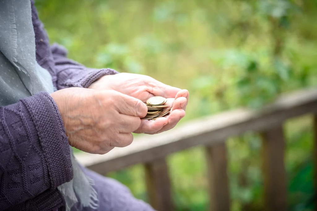 Mimo trudnej sytuacji finansowej seniorzy często wspierają rodzinę