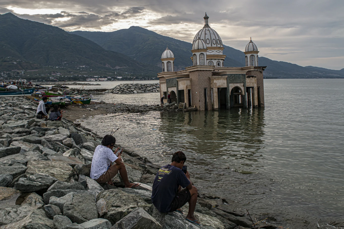 Tsunami powoduje osuwanie się terenu