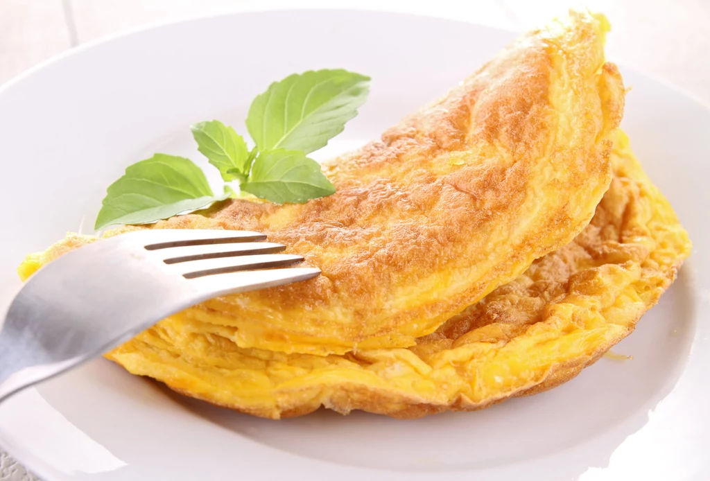 Za pomocą woreczka strunowego możesz zrobić szybki i pyszny omlet
