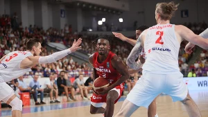 Reprezentanci Polski Mateusz Ponitka (z lewej) i Aleksander Balcerowski (z prawej) oraz Jaleen Smith z Chorwacji 