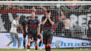 Piłkarze Rakowa Częstochowa chowają twarz w dłoniach. Tak niewiele zabrakło, by przedłużyli swoje szanse w serii rzutów karnych...