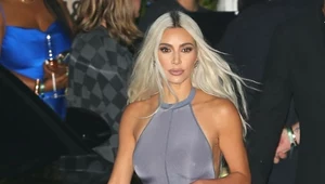 Kim Kardashian pozuje przy samochodzie w "kosmicznym" stroju 