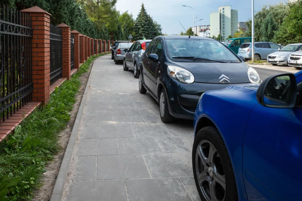 Zakaz parkowania na chodniku? Ministerstwo Infrastrury uspokaja - w tej kwestii nic się nie zmienia