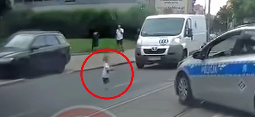 Małe dziecko wbiegło na środek ruchliwej ulicy. A gdzie byli opiekunowie? Małe dziecko wbiegło na środek ruchliwej ulicy. A gdzie byli opiekunowie?