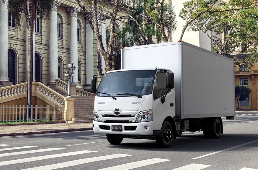 Większościowym udziałowcem, produkującej samochody ciężarowe i autobusy marki Hino, jest Toyota.