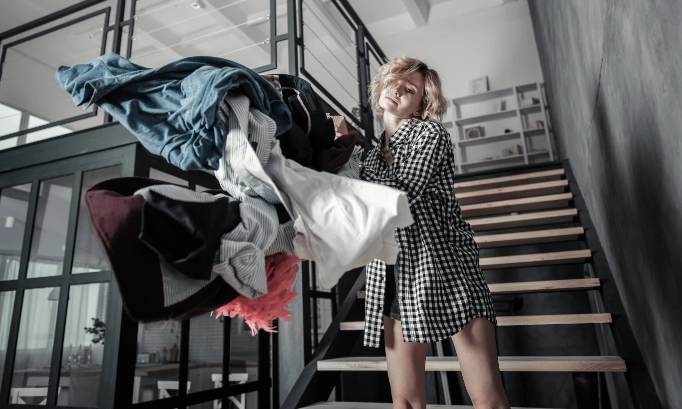 Ponoć kredyt trzyma ludzi przy sobie tak samo mocno, jak uczucia. Jak pozbyć się problemu?