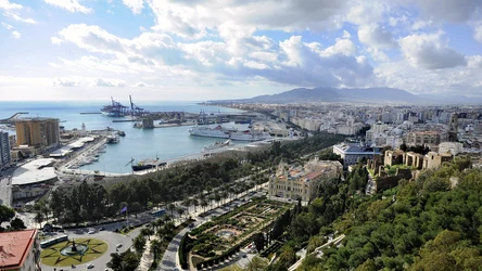 Malaga; widok na port i miasto.