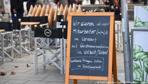 Restauracja w Monachium. Zamiast menu ogłoszenie o poszukiwaniu pracowników