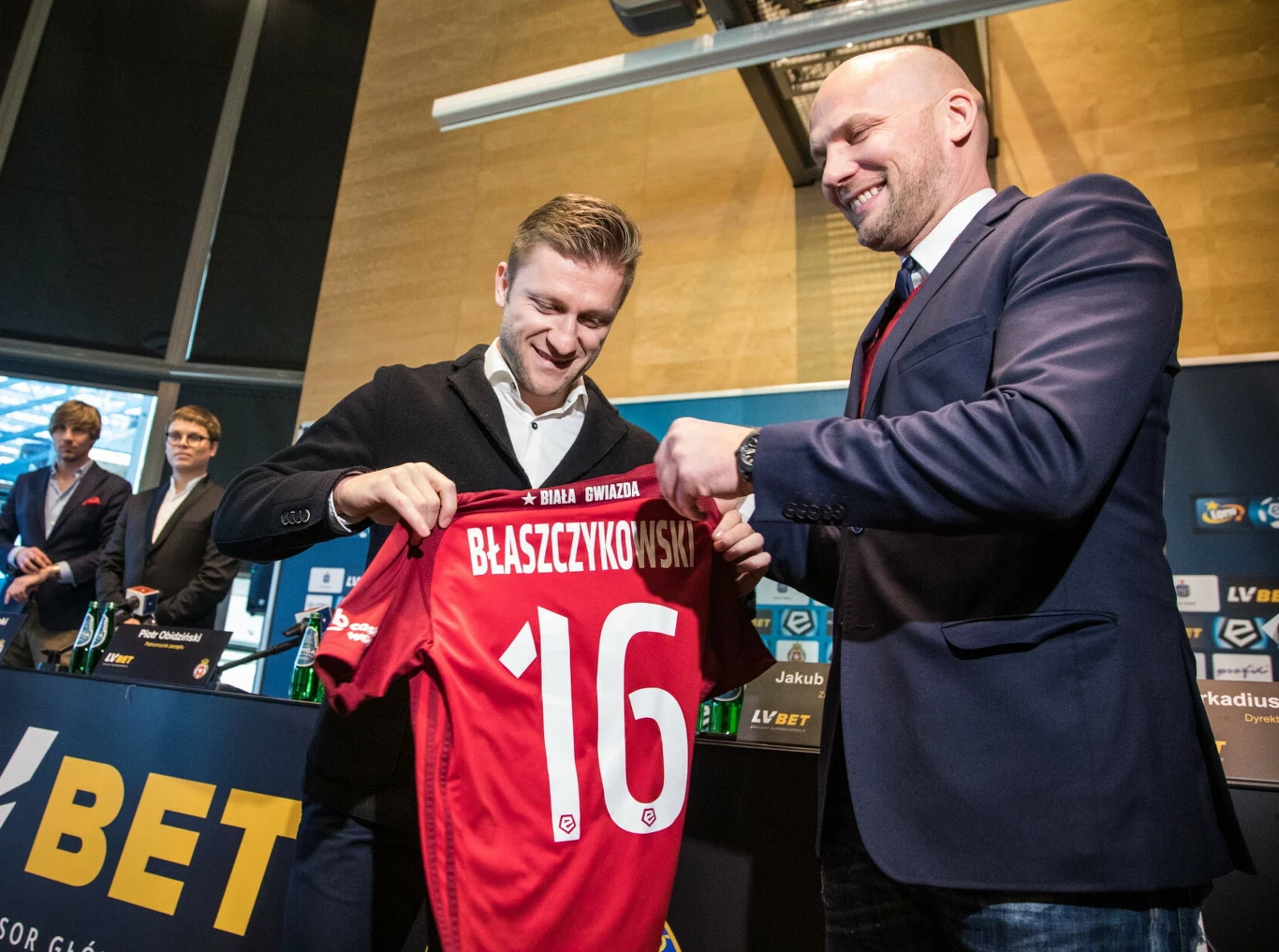 W lutym 2019 r. Arkadiusz Głowacki (z prawej) przywitał w Wiśle Kraków Jakuba Błaszczykowskiego. Teraz "Głowa" kończy pracę w klubie W lutym 2019 r. Arkadiusz Głowacki (z prawej) przywitał w Wiśle Kraków Jakuba Błaszczykowskiego. Teraz "Głowa" kończy pracę w klubie
