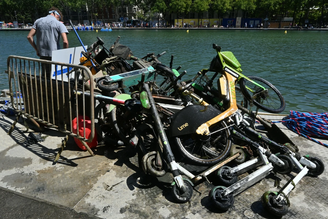 Te "niewłaściwie użytkowane" sprzęty wyłowiono z Sekwany Te "niewłaściwie użytkowane" sprzęty wyłowiono z Sekwany