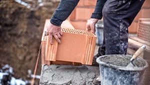 W Niemczech można pracować np. jako murarz jedynie mając tytuł mistrza lub odpowiednie wykształcenie (zdj. ilustracyjne)