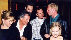 Gwiazdy "Beverly Hills 90210" w 1998 roku (Joe E. Tata drugi z lewej)
