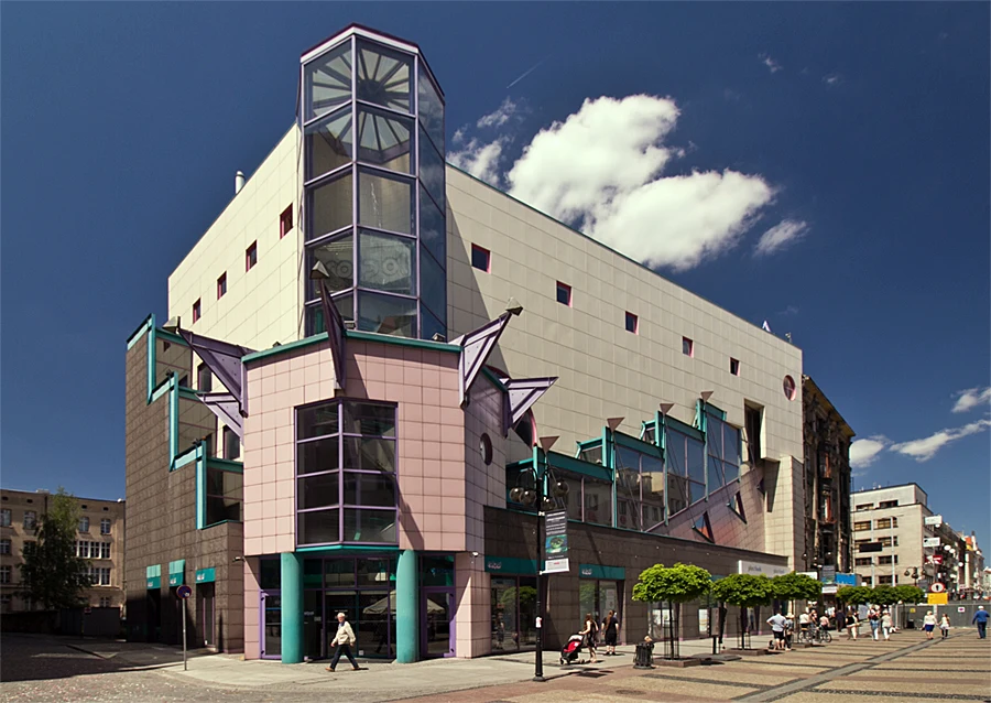 Dom towarowy Solpol jest przedstawicielem postmodernizmu. Budowę rozpoczęto w 1992 roku, ale projekt powstał w latach 80. Dom towarowy Solpol jest przedstawicielem postmodernizmu. Budowę rozpoczęto w 1992 roku, ale projekt powstał w latach 80.