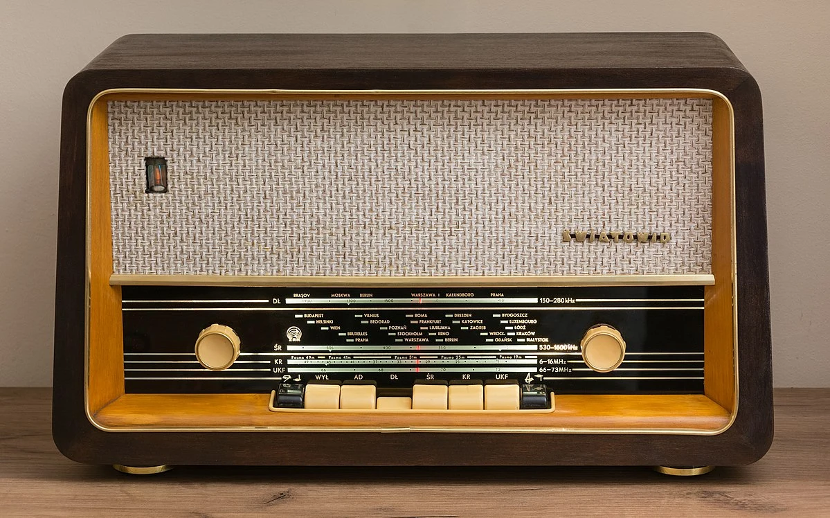 Odbiornik radiowy Światowid z 1964 roku, wyprodukowany przez Zakłady Radiowe im. Marcina Kasprzaka w Warszawie Odbiornik radiowy Światowid z 1964 roku, wyprodukowany przez Zakłady Radiowe im. Marcina Kasprzaka w Warszawie