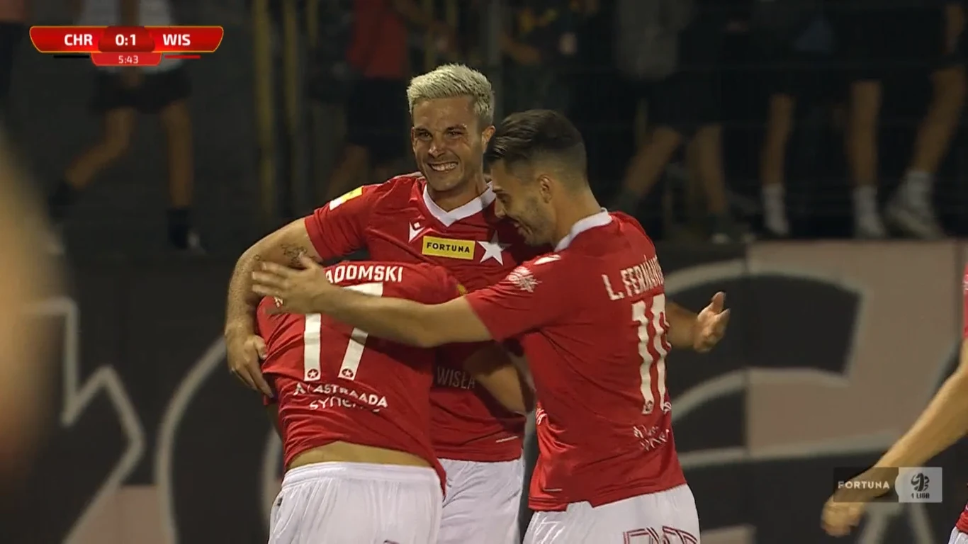 Angel Rodado w objęciach Luisa Fernandeza i Mateusza Młyńskiego po strzeleniu bramki w mecz z Chrobrym Głogów Angel Rodado w objęciach Luisa Fernandeza i Mateusza Młyńskiego po strzeleniu bramki w mecz z Chrobrym Głogów