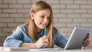 Tablet i smartfon w rękach dzieci mogą być bardziej użyteczne od podręcznika szkolnego