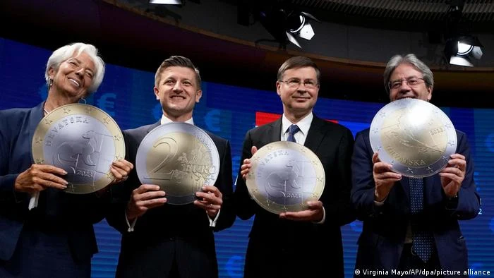 Ceremonia podpisania w Brukseli umowy o wprowadzeniu euro w Chorwacji w lipcu 2022 r. Ceremonia podpisania w Brukseli umowy o wprowadzeniu euro w Chorwacji w lipcu 2022 r.