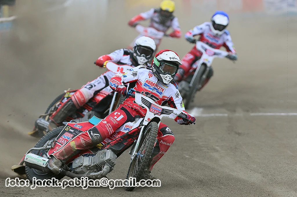 Adrian Miedziński na prowadzeniu Adrian Miedziński na prowadzeniu