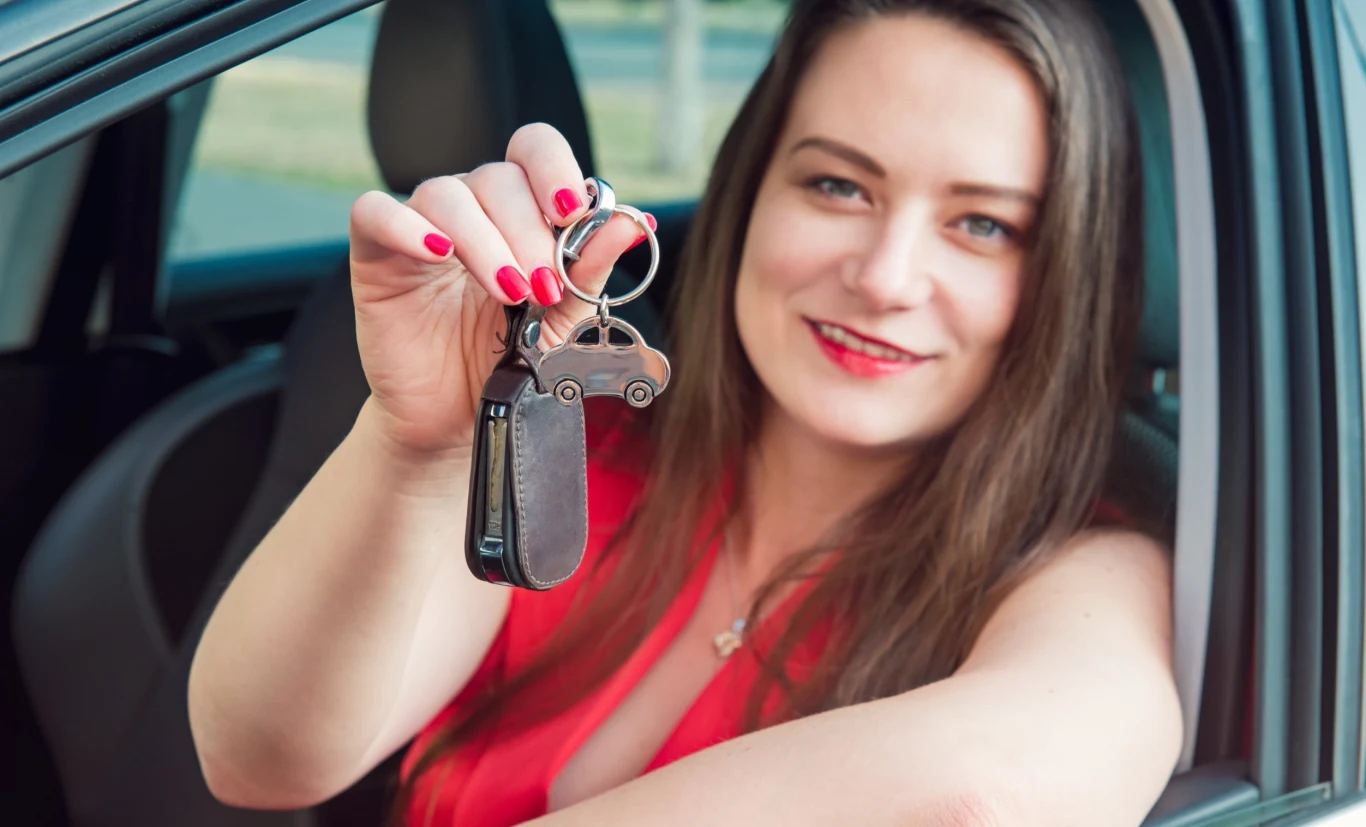 Brelok do kluczyków, taki z samochodem lub nazwą marki lub modelu, to drobiazg, ale bardzo miły