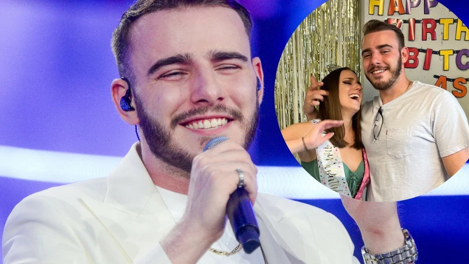 Krystian Ochman ze swoją starszą siostrą