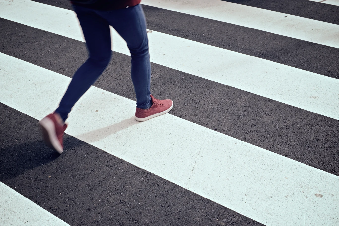 Piesi muszą pamiętać, że nieoznakowana zebra od 21 września będzie traktowana jako przejście sugerowane