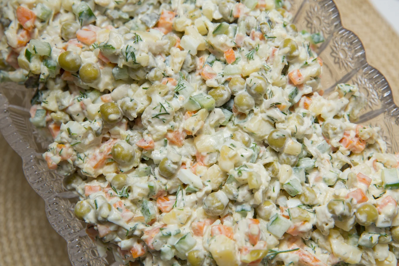 Sałatka jarzynowa często gości na stołach Polaków podczas świąt