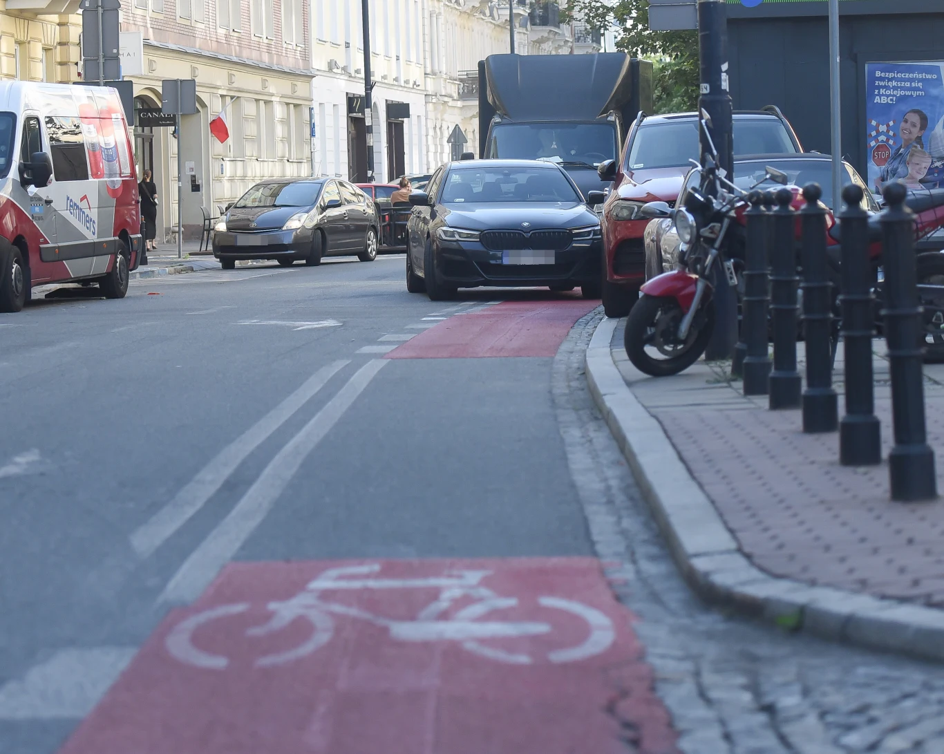 Monika Olejnik zostawiła samochód na ścieżce dla rowerów i poszła na zakupy Monika Olejnik zostawiła samochód na ścieżce dla rowerów i poszła na zakupy
