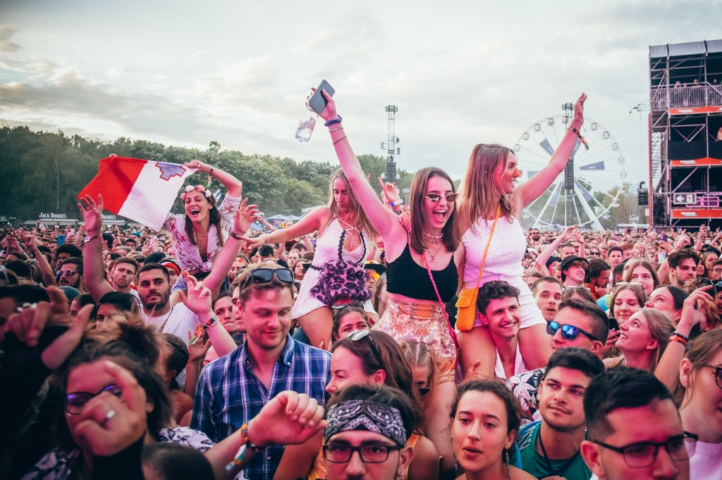 Publiczność pod główną sceną na Sziget Festival 2022