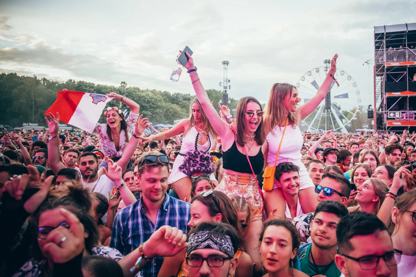 Publiczność pod główną sceną na Sziget Festival 2022 Publiczność pod główną sceną na Sziget Festival 2022