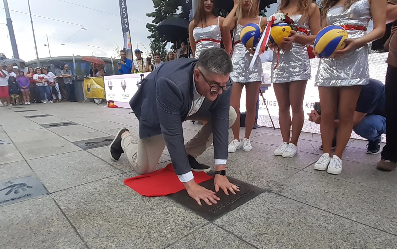 Robert Prygiel odsłania pamiątkową tablicę w Alei Gwiazd przed meczem z Meksykiem Robert Prygiel odsłania pamiątkową tablicę w Alei Gwiazd przed meczem z Meksykiem