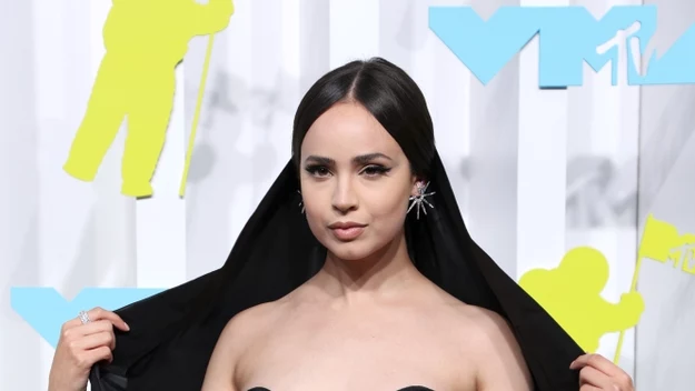 Sofia Carson na ściance podczas gali MTV VMA 2022