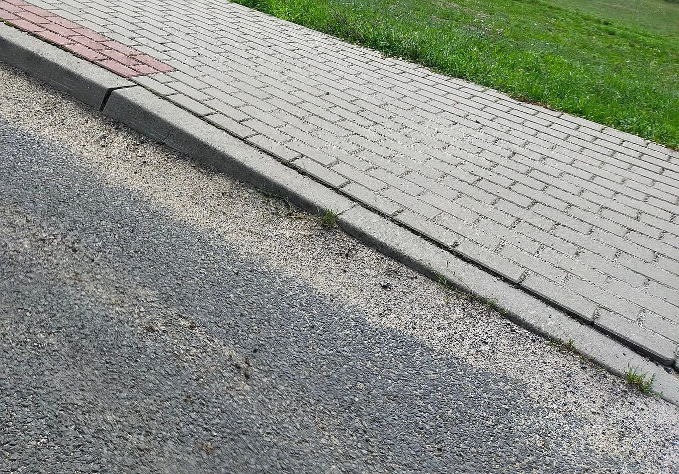 Przejścia sugerowane nie są oznaczane. Wyznacza je np. obniżenie krawężnika. Pieszy nie ma na takim "przejściu dla pieszych" pierwszeństwa