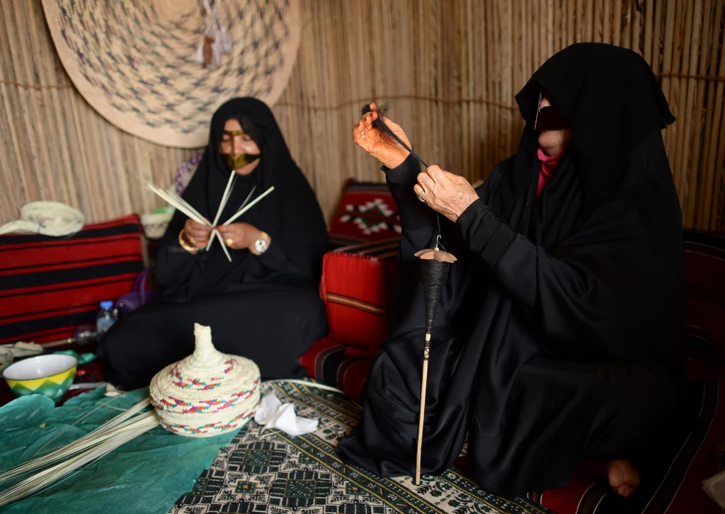 Kobiety w Abu Zabi w tradycyjnych maskach