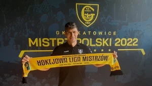 Grzegorz Pasiut z GKS-u Katowice prezentuje klubowy szalik na hokejową Ligę Mistrzów