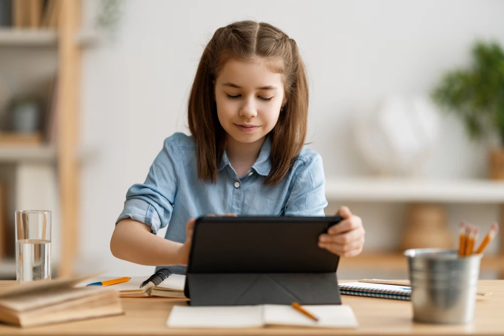 Tablet to jeden z podstawowych gadżetów przydatnych w nauce w szkole i domu