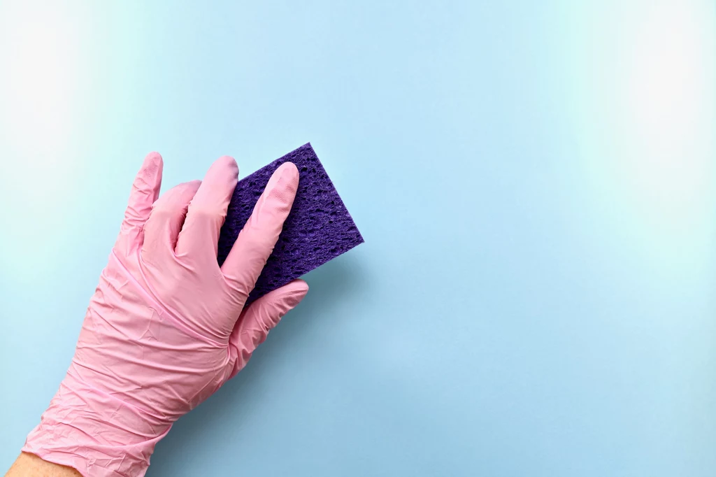 Do czyszczenia ścian wybieraj ścierki z mikrofibry lub delikatne gąbki