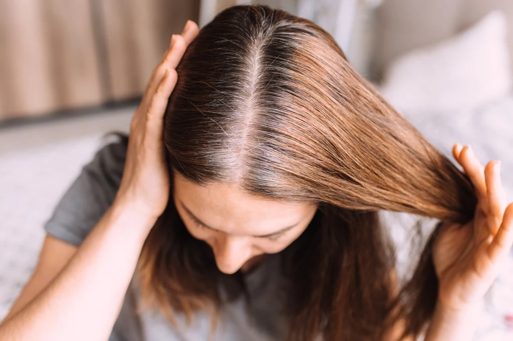 Jaki wpływ ma kurkuma na włosy? Odżywia je i wzmacnia, a do tego pomaga pozbyć się łupieżu. Kurkuma nadaje się również do domowej koloryzacji włosów