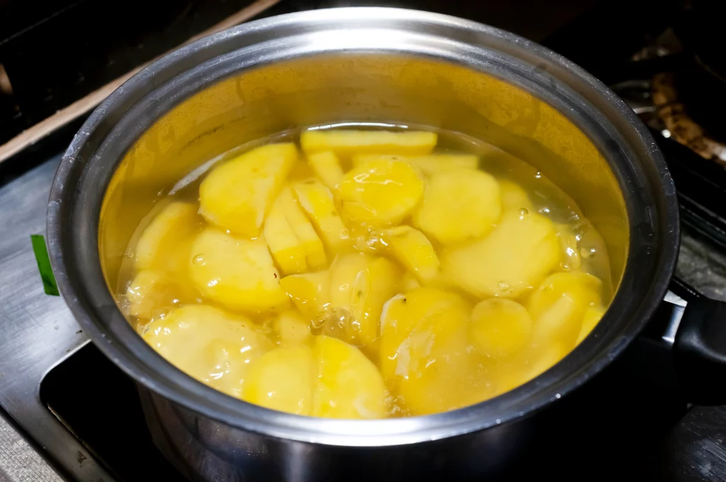 Woda po gotowaniu ziemniaków sprawdzi się jako płukanka na siwe włosy