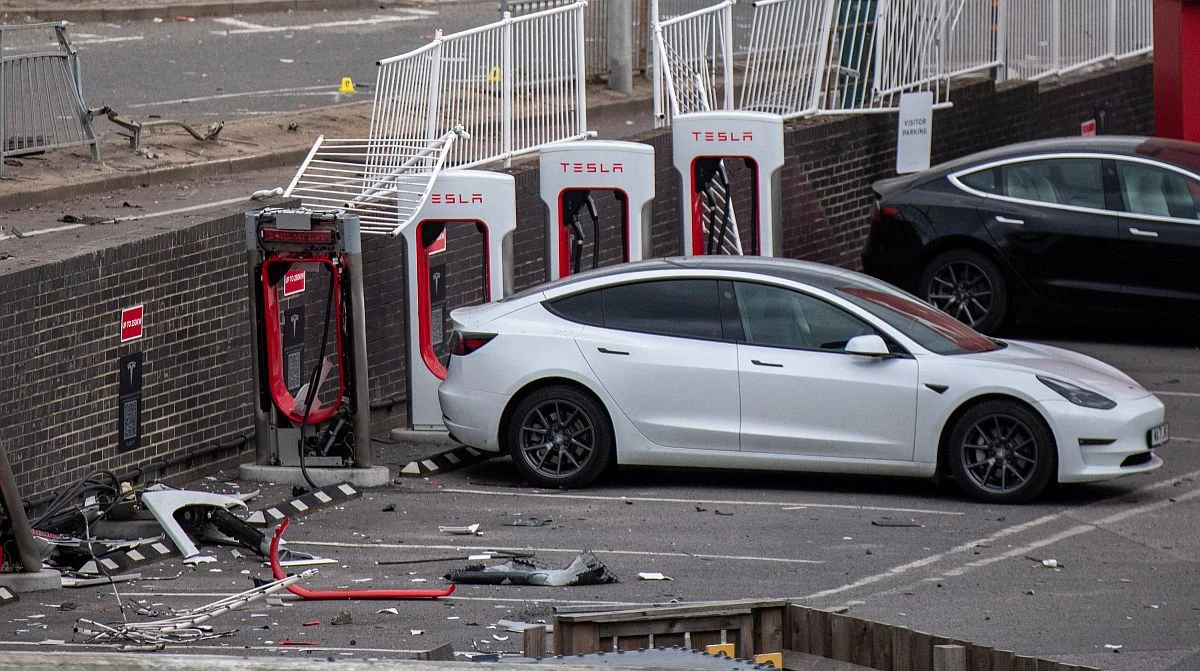 Kolizje z udziałem elektrycznych aut generują dużo wyższe koszty niż w te z klasycznymi samochodami spalinowymi Kolizje z udziałem elektrycznych aut generują dużo wyższe koszty niż w te z klasycznymi samochodami spalinowymi