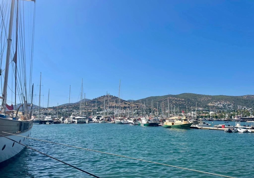 Z portu w Bodrum można poróżować na pobliskie greckie wyspy np. Kos