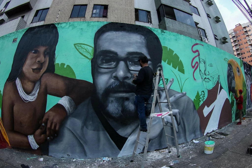 Mural tworzony hołdzie brytyjskiemu dziennikarzowi Domowi Phillipsowi i Bruno Pereiry