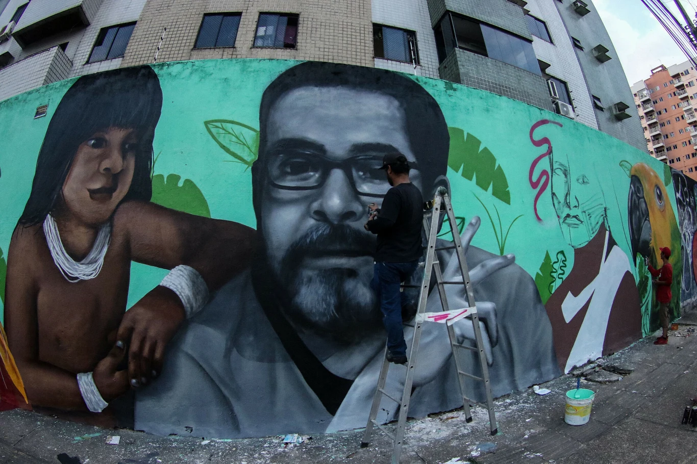 Mural tworzony hołdzie brytyjskiemu dziennikarzowi Domowi Phillipsowi i Bruno Pereiry Mural tworzony hołdzie brytyjskiemu dziennikarzowi Domowi Phillipsowi i Bruno Pereiry